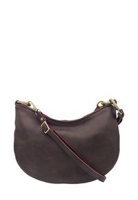 Sac à épaule en cuir marron avec une forme incurvée, des accessoires en métal doré et un accent rouge contrastant ; il dispose d'une bandoulière ajustable et d'une fermeture éclair.