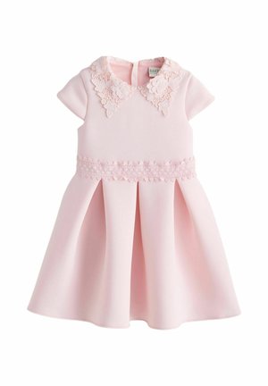 Hellrosa Babykleid mit kurzen Ärmeln, Spitzenblumenkragen und Spitzenbund, mit einem ausgestellten Rock mit Falten.