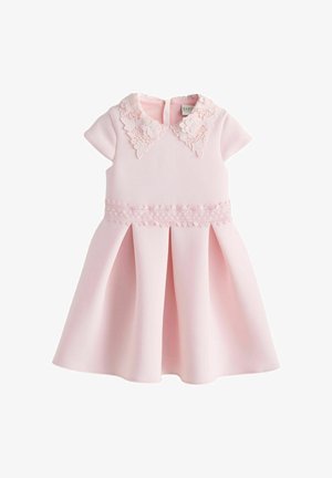 Lyserød kjole til småbørn med korte ærmer, blomsterformet blonderkrave og blonderbånd i taljen, med en udvidet nederdel med læg.
