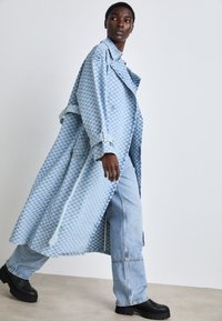 HUGO GARENA - Mantel - light/pastel blue