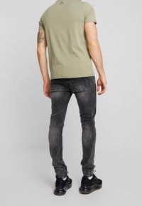 Tigha Vaqueros pitillo - grey denim