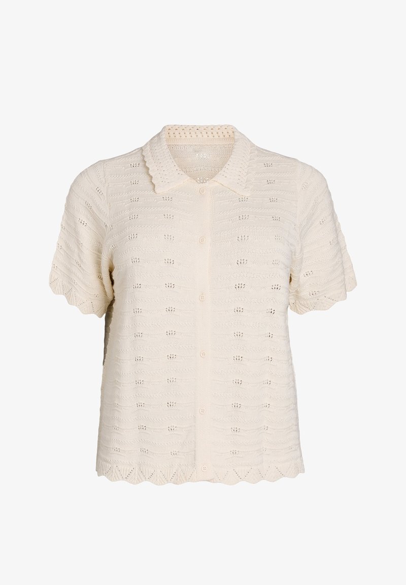 Roomwit gebreid shirt met korte mouwen, met een geschulpte kraag en zoom, knoopsluiting aan de voorkant en een fijn ajourpatroon over de hele stof.