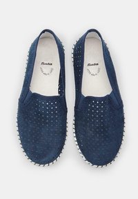Tumesinine perforeeritud nahast slip-on kingad valge õmblusega tald, pehme sisetald ja minimaalne bränding sises.