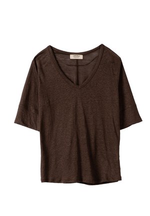 Mørkebrun T-shirt med korte ærmer og V-udskæring, løs pasform og et lille stoflabel på indersiden af nakken bagtil.
