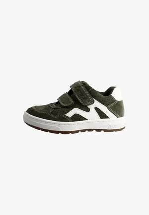 Baskets en daim vert avec accents synthétiques blancs, deux bandes auto-agrippantes, design perforé et semelle en caoutchouc texturée.