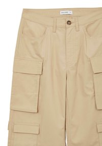 Beige Cargo-Hosen aus strapazierfähiger Baumwolle, mit zwei großen Seitentaschen, einem Knopfverschluss und sichtbaren Nähdetails.