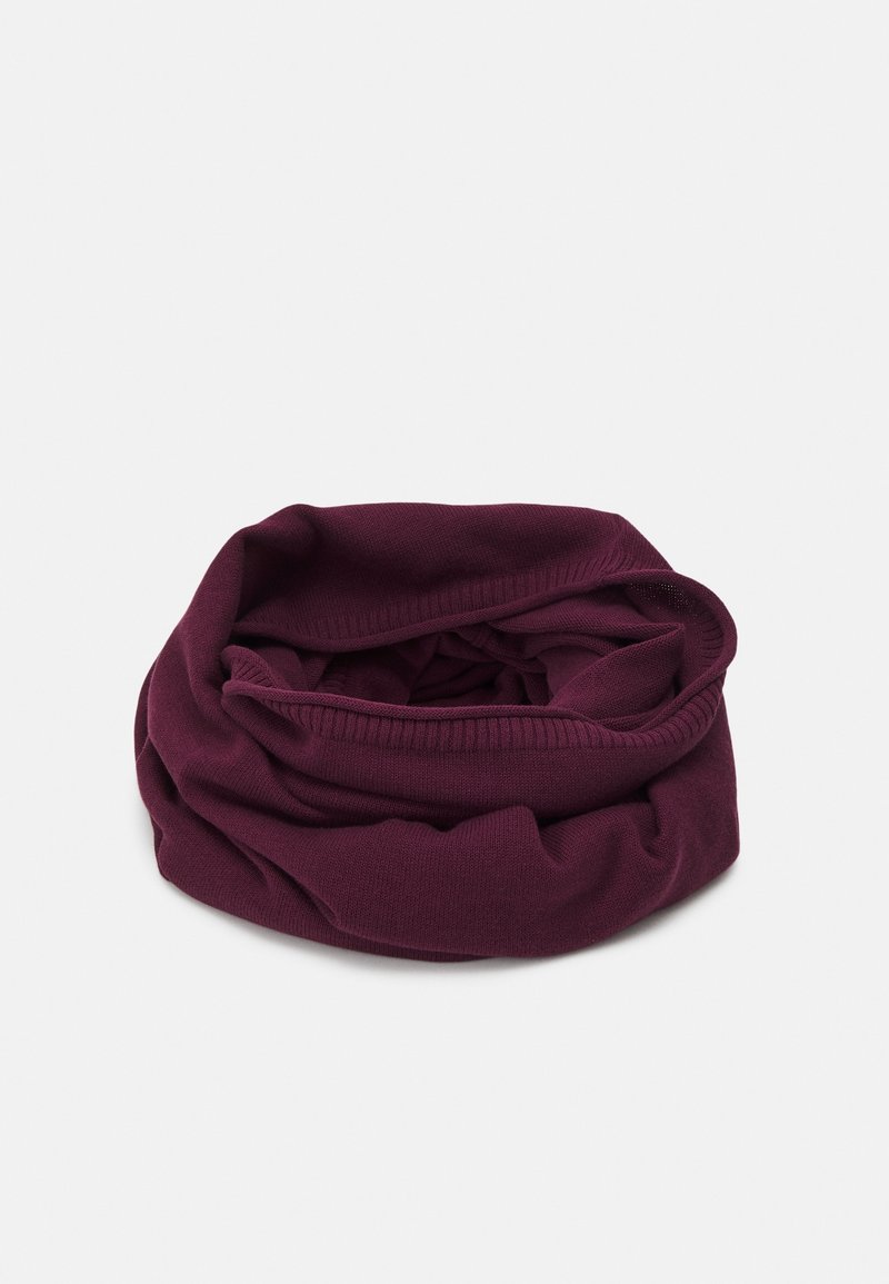 Écharpe en tricot bordeaux, forme circulaire, texture douce, avec un bord côtelé. Légère, polyvalente pour être superposée ou portée seule.
