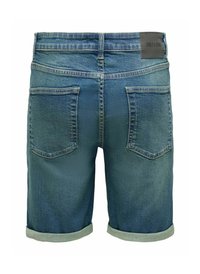 Short en denim bleu avec ourlets roulés, deux poches arrière, passants de ceinture et un patch noir de la marque "ONLY & SONS" sur la ceinture.