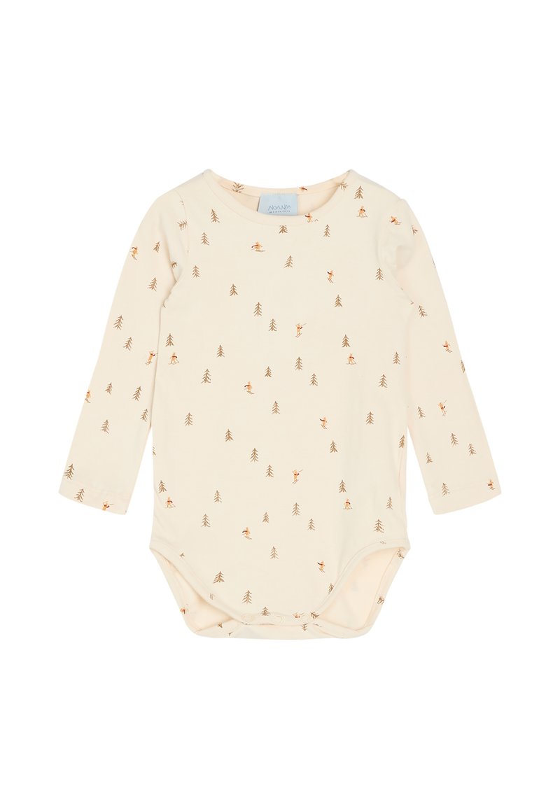 Langärmliger Baby-Strampler in Creme, mit einem hellbraunen Baum- und Tiermuster, aus weicher Baumwolle und mit Druckknöpfen am Boden.