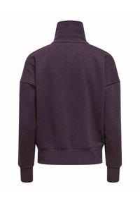 Wciągany jacket w ciemnym fioletowym kolorze, z wysokim kołnierzem, opadającymi ramionami i ściągaczami przy mankietach. Gładka tekstura z luźnym krojem.