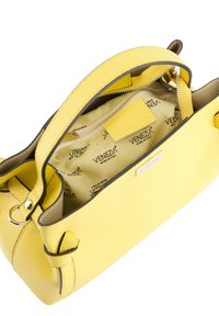 Gelbe Lederhandtasche mit strukturierter Oberfläche, ausgestattet mit einer Reißverschlusstasche im Inneren und markiertem Innenfutter. Sie hat kurze Griffe und Akzentsteppnähte.