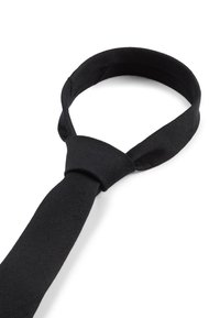 Noeud papillon noir en tissu doux et texturé, avec un design classique en boucle et une extrémité effilée, adapté aux tenues formelles.