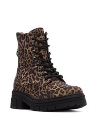 Botín de tobillo con estampado de leopardo, cordones negros, punta redonda, suela gruesa negra y acento del logo en el costado. Parte superior de textil con acabado texturizado.