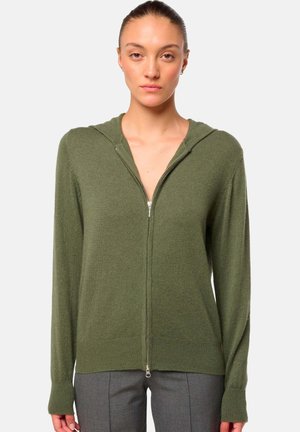 Olivgrüner Kapuzenpullover aus weichem Strickstoff, mit einem Reißverschluss an der Vorderseite, gerippten Bündchen und Saum, lässiger Passform und angenähter Kapuze.