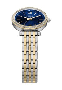 Fossil horloge met een blauwe wijzerplaat, Romeinse cijferuurmarkers, een zilver- en goudkleurige metalen armband en kristalaccenten op de lunette.