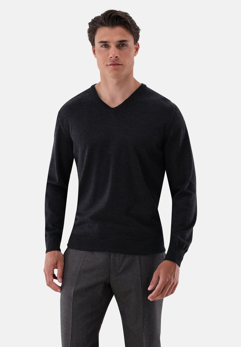 Dunkelgrauer V-Ausschnitt-Pullover aus weichem Material mit langen Ärmeln, der ein enganliegendes Design und gerippte Abschlüsse am Kragen und Saum aufweist.