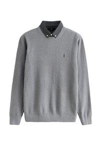 Grå ribbstickad tröja med rund halsringning, långa ärmar och en svartvit rutig skjortkrage som sticker fram. Liten logga på bröstet.