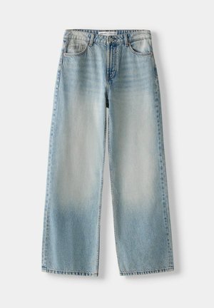 Helleblaue Denim-Jeans mit lockerer Passform, geraden Beinen und ausgewaschenen Bereichen. Verfügt über ein klassisches Fünf-Taschen-Design und einen Knopfverschluss.
