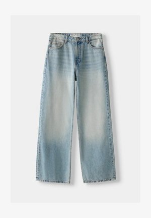 Jeans in denim azzurro chiaro con una vestibilità morbida, gambe dritte e zone sbiadite. Presentano un classico design a cinque tasche e una chiusura con bottone.