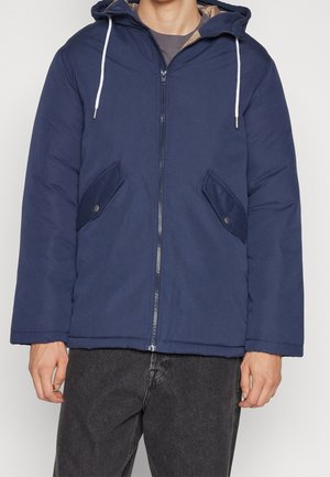 Giubbotto imbottito blu navy con zip frontale, due tasche laterali e cappuccio regolabile con cordino. Presenta un'esterno liscio e un rivestimento morbido.