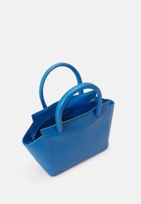 Sac fourre-tout en cuir bleu avec deux poignées arrondies, forme triangulaire et texture lisse. Comprend un intérieur zippé pour un rangement sécurisé.