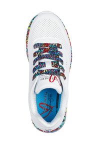 Weißer Sneaker mit bunten, gemusterten Schnürsenkeln, Mesh- und perforierter Textur im Obermaterial sowie einer blauen Innensohle. Auffälliges Logo auf der Zunge.
