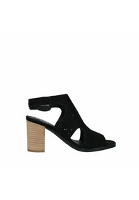 Scarpa nera open-toe con upper in camoscio, design a taglio e tacco spesso in legno a strisce. La cinghia alla caviglia è regolabile per una vestibilità ottimale.