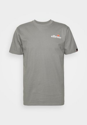 Szürke, rövid ujjú pamut póló. A mellkason logó, az ujjon pedig címke található. Egyszerű, díszítetlen dizájn és sima textúra jellemzi.