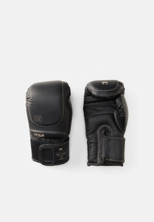 Sorte boksehandsker med teksturerede paneler og kontrasterende beige syninger, som har Velcro-lukning og præget logo.