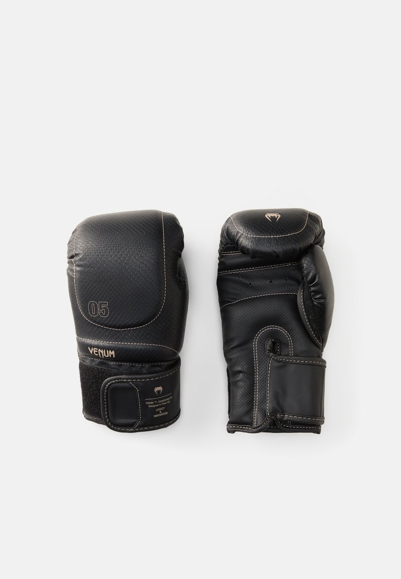 Mănuși de box negre cu panouri texturate și cusături contrastante bej, dotate cu închidere tip Velcro și logo embosat.