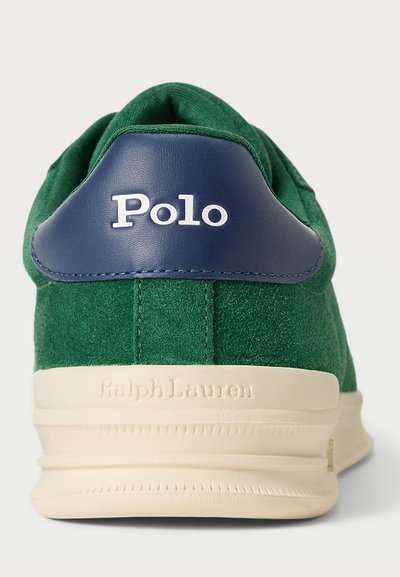 Adidași verzi din suede cu toc din piele bleumarin, prezintă logo-ul "Polo" în alb și o talpă din cauciuc crem cu detalii texturate.