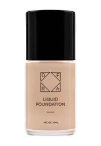 Fond de teint liquide dans une bouteille en verre transparent avec un capuchon noir. L'étiquette présente les initiales de la marque et le nom du produit en texte noir en gras. 30 ml.