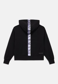 Sudadera negra con capucha y diseño cropped, con una franja vertical de satén que lleva las letras "EMPIRE ARMANI" y un pequeño detalle de logo.