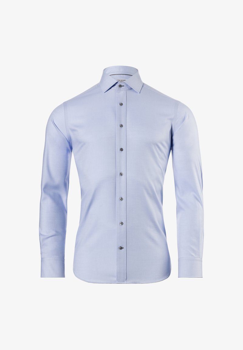 Camicetta azzurra chiara a maniche lunghe realizzata in tessuto liscio, con chiusura frontale a bottoni, colletto a punta e bottoni grigi lungo il patta.