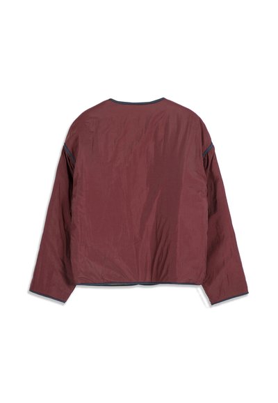 Veste légère bordeaux à manches longues avec bordure bleu marine, montrée de dos sur fond blanc.