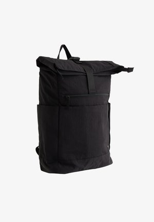 Černý batoh s rolovacími popruhy vyrobený z texturované tkaniny, s nastavitelnými popruhy, přední kapsou na zip a boční kapsou pro další úložný prostor.