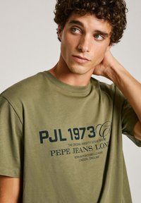 Pepe Jeans MALCOM TEE - Tričko s potlačou - military green
