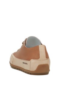 Sneaker in pelle marrone e suede beige con suola in gomma testurizzata, chiusura con lacci e collo imbottito per il comfort.