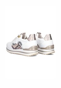 Witte sneakers met een slangenhuidenpatroon aan de zijkant, metalen accenten en een gevoerde zool. Voorzien van een klittenbandsluiting en een gladde textuur.