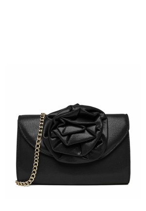 Bolso de mano de satén negro con una gran rosa de tela como decoración y una cadena dorada como correa sobre un fondo blanco.