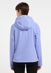 Giacca viola chiaro con cappuccio, caratterizzata da una texture liscia, cuciture piatte e un sistema di regolazione con cordino. Design semplice e vestibilità sartoriale.