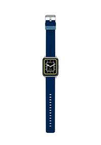 Montre numérique avec un cadran carré noir, accents jaune néon, boîtier en acier inoxydable et un bracelet en silicone bleu avec des trous réglables.