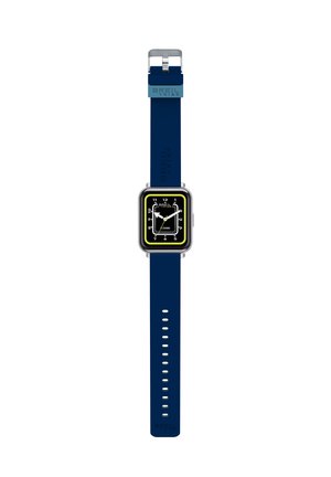 Montre numérique avec un cadran carré noir, accents jaune néon, boîtier en acier inoxydable et un bracelet en silicone bleu avec des trous réglables.