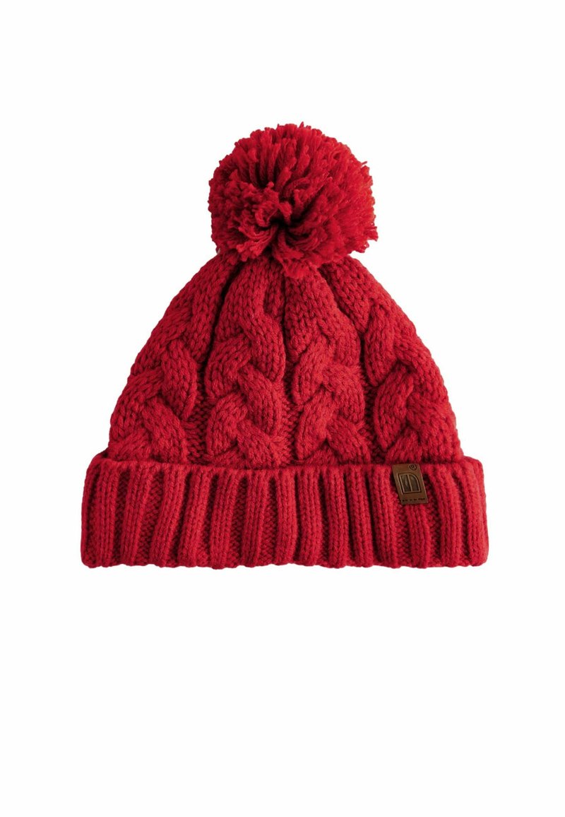 Bonnet en tricot rouge avec un motif en câble gros grains, un poignet côtelé et un grand pompon sur le dessus. Dispose d'une petite étiquette de marque sur le poignet.