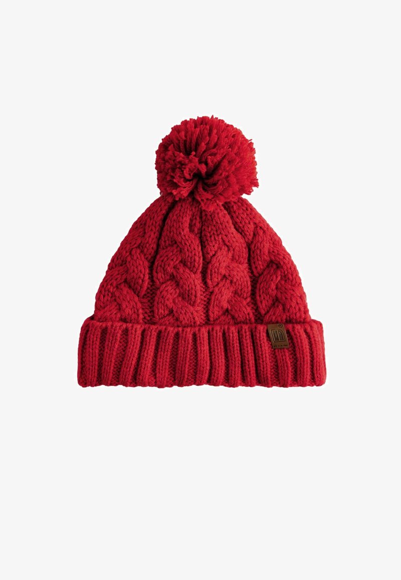 Rode gebreide beanie met een chunky kabelpatroon, geribbelde manchet en een grote pompon bovenop. Bevat een klein merklabel op de manchet.