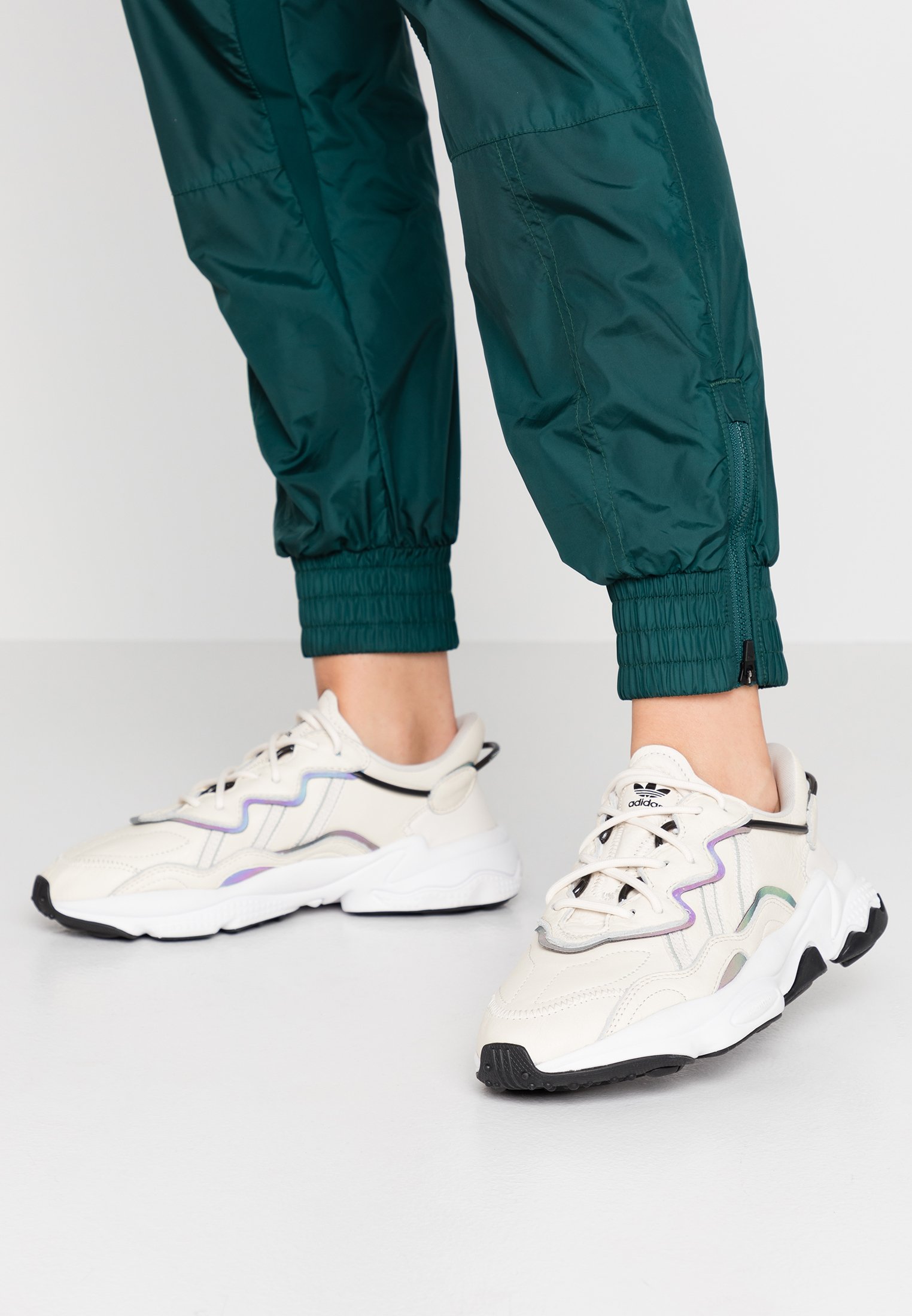 adidas Originals OZWEEGO - Trainers - clear white/ash silver/clear black - Zalando.de