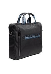 Sort nylon laptop taske med dobbelte toppehåndtag, frontlomme med lynlås og blå logo-prægede stropper. Firkantet form med glat overflade.