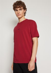 BOSS TCHUP - T-shirts - open red