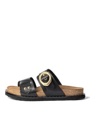 Sandalia negra tipo slide con plantilla de corcho, dos tiras de cuero, una con una gran hebilla hexagonal dorada y suela de goma negra texturizada.