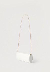 Λευκή δερμάτινη τσάντα φάκελος με λουρί αλυσίδας σε χρυσό χρώμα και υφασμένο πανελ στο πάνω μέρος. Διαθέτει ορθογώνιο σχήμα και λείο φινίρισμα.